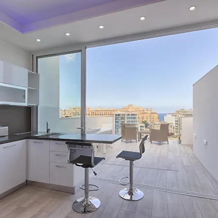 Seafront Triplex Penthouse With Private Rooftop & Hot Tub Apartament