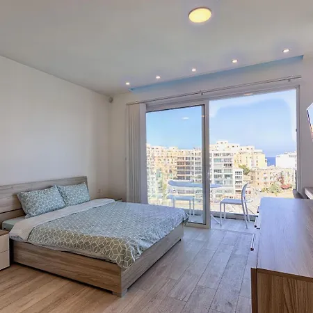 Seafront Triplex Penthouse With Private Rooftop & Hot Tub Apartament St. Julian's