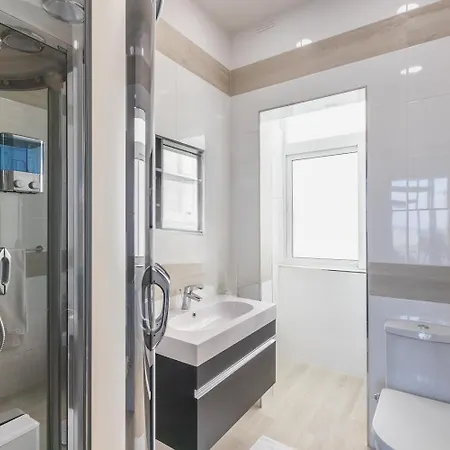 Seafront Triplex Penthouse With Private Rooftop & Hot Tub Apartament