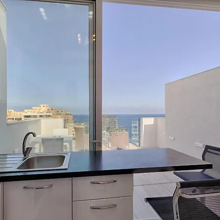 Seafront Triplex Penthouse With Private Rooftop & Hot Tub Διαμέρισμα *