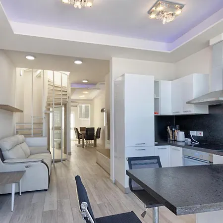 Apartament Seafront Triplex Penthouse With Private Rooftop & Hot Tub *