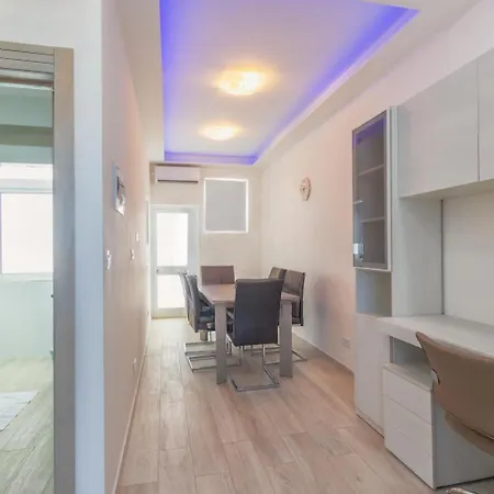 Seafront Triplex Penthouse With Private Rooftop & Hot Tub *